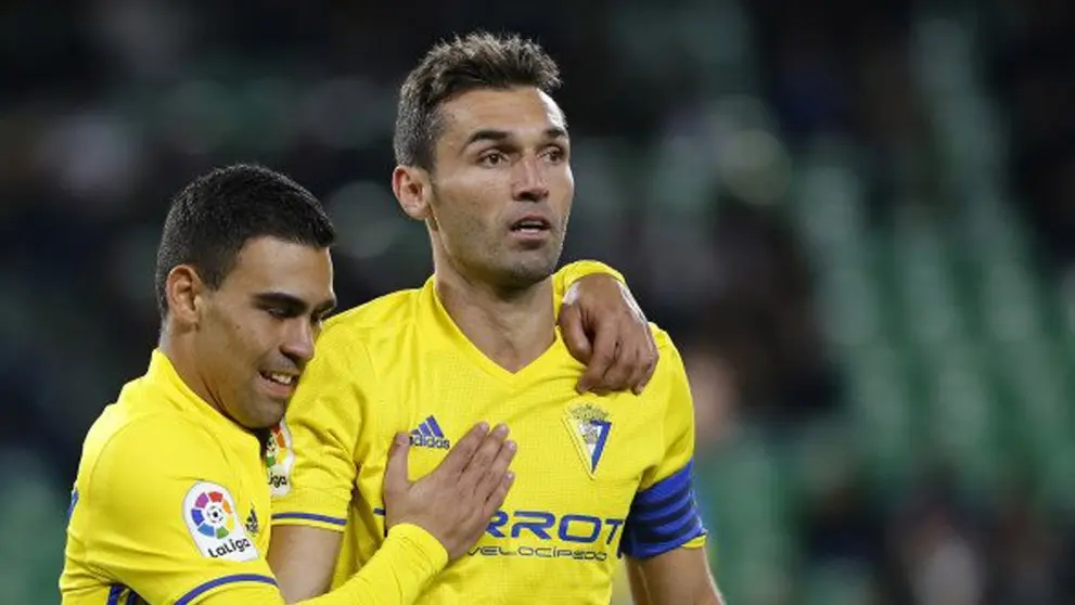 David Barral y Carlos Romera celebran un gol del gaditano con el C&aacute;diz CF