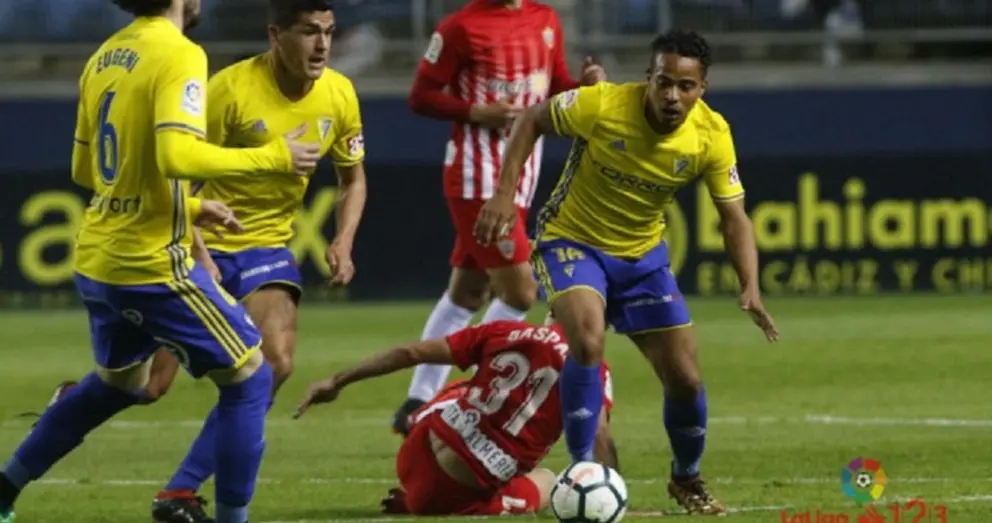 Lucas logra arrebatarle un bal&oacute;n a Gaspar.