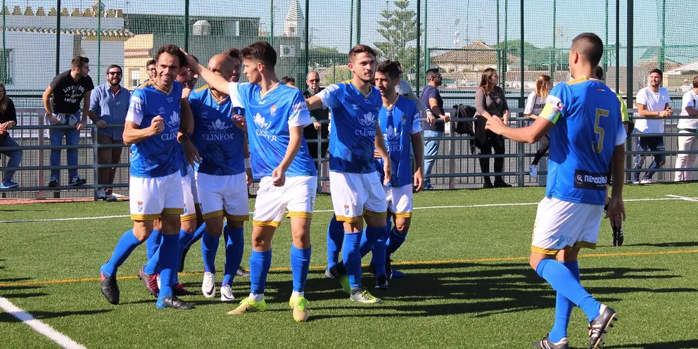 Pedro Carri&oacute;n celebra uno de los tres goles que anot&oacute; frente al Atl&eacute;tico Espele&ntilde;o en la primera vuelta | Alejandro Jim&eacute;nez