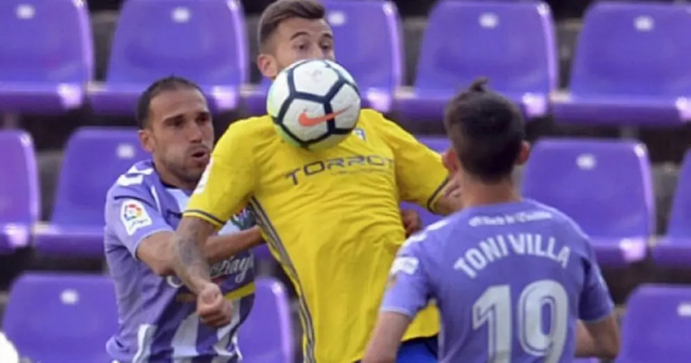 Carrillo trata de controlar un bal&oacute;n. 