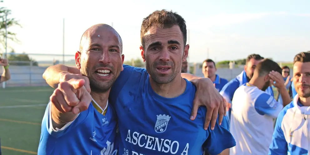 Quir&oacute;s y Pedro Carri&oacute;n durante la celebraci&oacute;n de la permanencia en Tercera Divisi&oacute;n | Alejandro Jim&eacute;nez