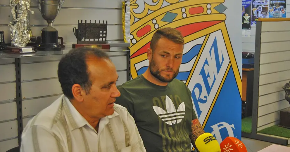 Presentaci&oacute;n de Jairo Ruiz con el Xerez CD | Foto de Manuel Jes&uacute;s Ruiz