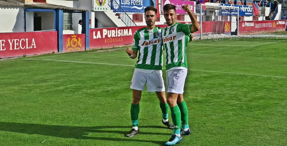 Antonio Jes&uacute;s, a la derecha de la imagen, celebra un gol junto a Dani del Moral con el Atl&eacute;tico Sanluque&ntilde;o