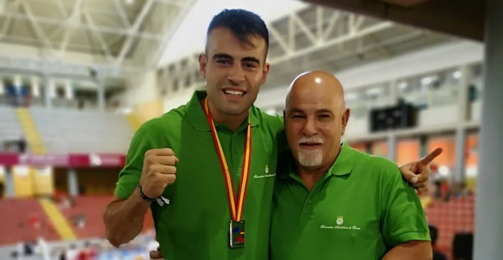 Carlos Pinte&ntilde;o a la izquierda de la imagen junto a su entrenador Navarro