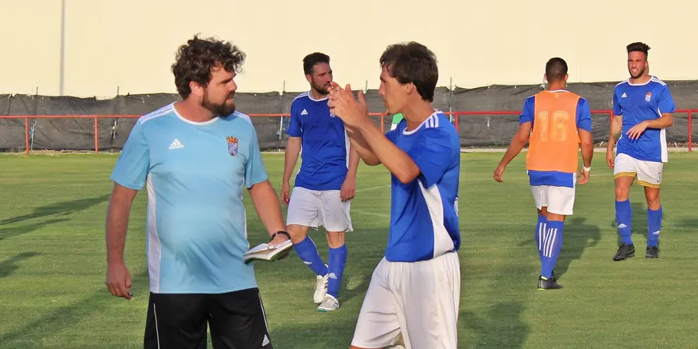 Juan Pedro Ramos, entrenador del Xerez CD, conversa con Alberto Pi&ntilde;ero./ Alejandro Jim&eacute;nez