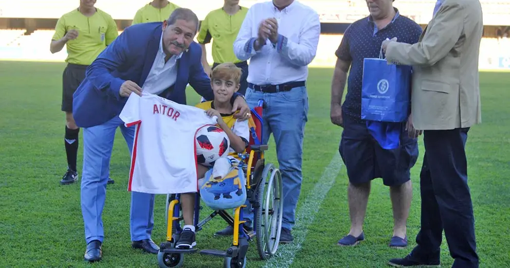 Aitor Palomeque recibe la camiseta del Sevilla FC | Foto de Manuel Jes&uacute;s Ruiz 