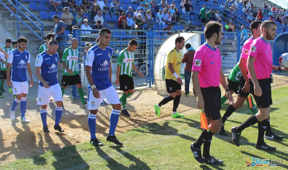 El Xerez CD durante un partido de la pasada temporada en el estadio de La Juventud. Alejandro Jim&eacute;nez