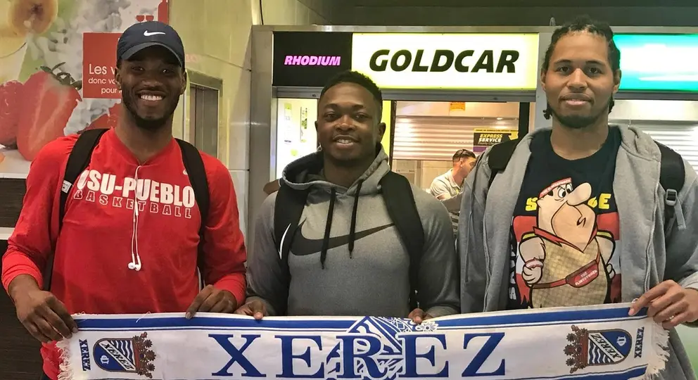 Rico Spikes, a la izquierda de la imagen, en su llegada a Jerez