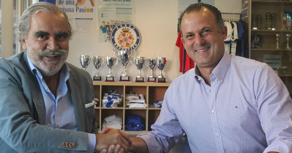 Evaristo Bab&eacute;, presidente de Cruz Roja, junto a Gabi Selma, presidente de la Fundaci&oacute;n Xerecismo en Libertad | Foto: xerezdeportivofc.com