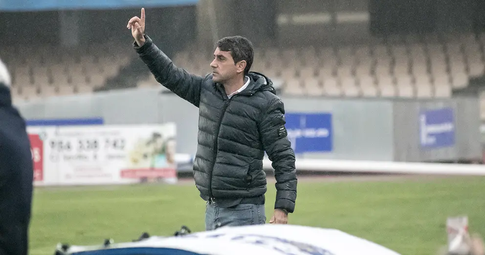 Pepe Masegosa da instrucciones durante el Xerez DFC - &Eacute;cija Balompi&eacute; | Foto: xerezdeportivofc.com