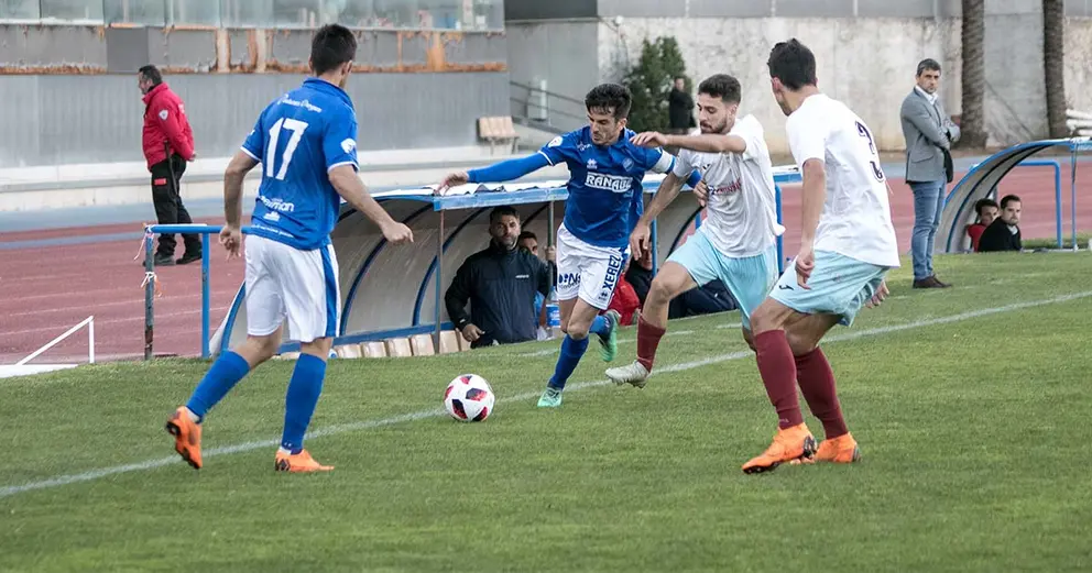 Antonio Bello en una acci&oacute;n del partido | Foto: xerezdeportivofc.com