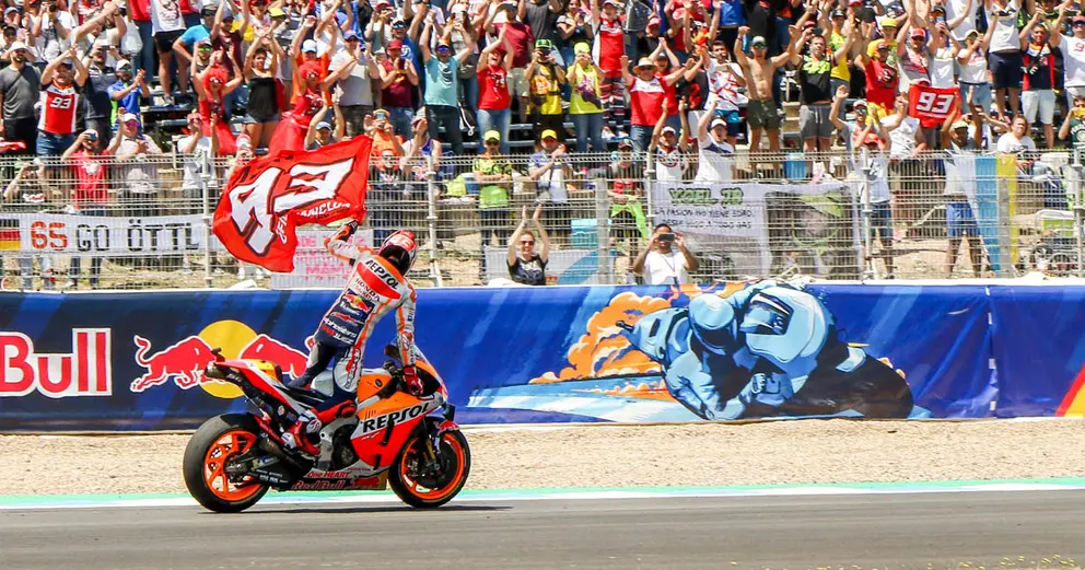 M&aacute;rquez saludando al p&uacute;blico tras su victoria