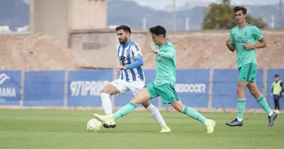 Mart&iacute;n Calder&oacute;n en una acci&oacute;n ante el Atl&eacute;tico Baleares | Foto: Toni Ferrero