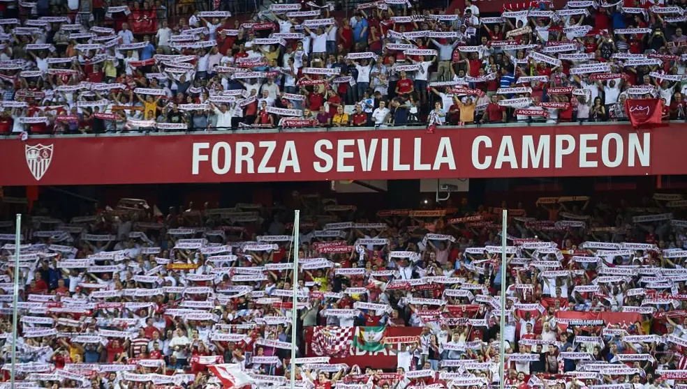 SEVILLE, SPAIN - AUGUST 14:  Fans cheers prior to the match between Sevilla FC vs FC Barcelona as part of the Spanish Super Cup Final 1st Leg  at Estadio Ramon Sanchez Pizjuan on August 14, 2016 in Seville, Spain.  (Photo by Aitor Alcalde/Getty Images)