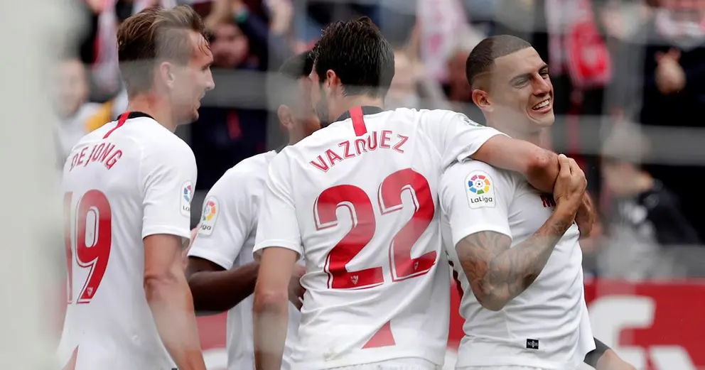 GRAF748. SEVILLA, 01/12/2019.- Los jugadores del Sevilla celebran el gol del defensor brasile&ntilde;o Diego Carlos (d) ante el Legan&eacute;s, durante el partido correspondiente a la decimoquinta jornada de LaLiga Santander, disputada este domingo en el estadio Ram&oacute;n S&aacute;nchez Pizju&aacute;n, en Sevilla. EFE/Julio Mu&ntilde;oz