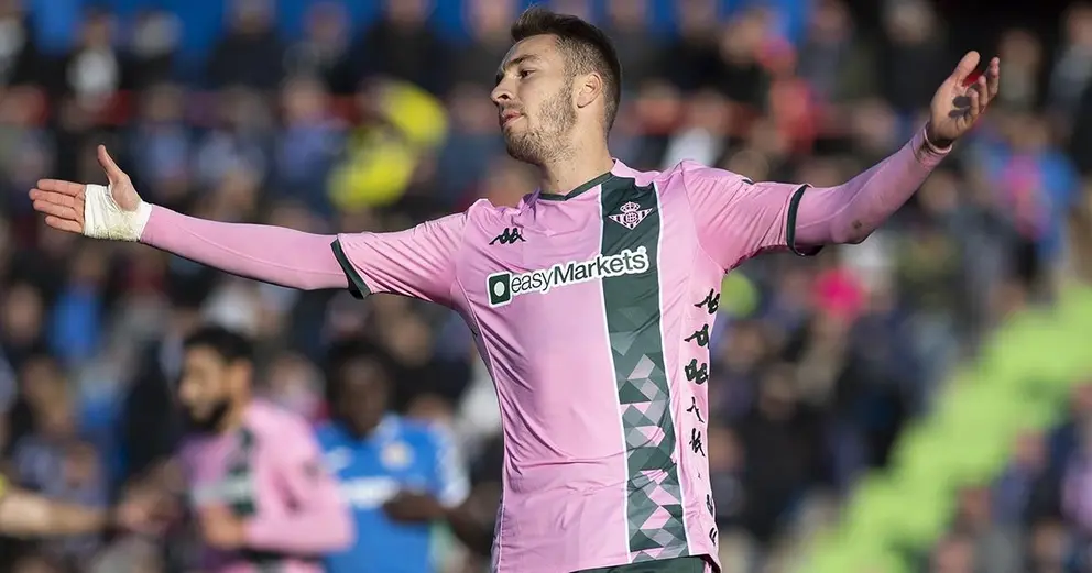 Loren quej&aacute;ndose del VAR una de las acciones del partido. Foto: Real Betis