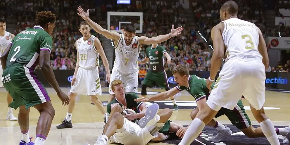 GRAF1415. M&Aacute;LAGA.16/02/2020.- El base de Unicaja, Alberto D&iacute;az (c), pelea el bal&oacute;n ante el pivot caboverdiano del Real Madrid, Walter Tavares, durante el partido correspondiente a la final de la Copa del Rey que se disputa esta tarde en el Palacio de Deportes Jos&eacute; M&ordf; Mart&iacute;n Carpena, en M&aacute;laga. EFE/Carlos D&iacute;az