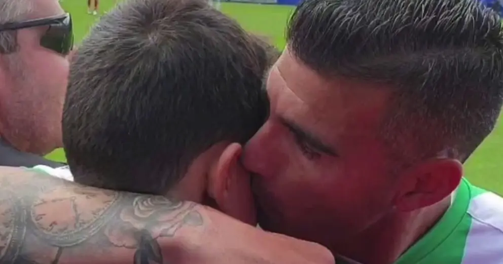 Juan Antonio Reyes, en besando a su hijo.