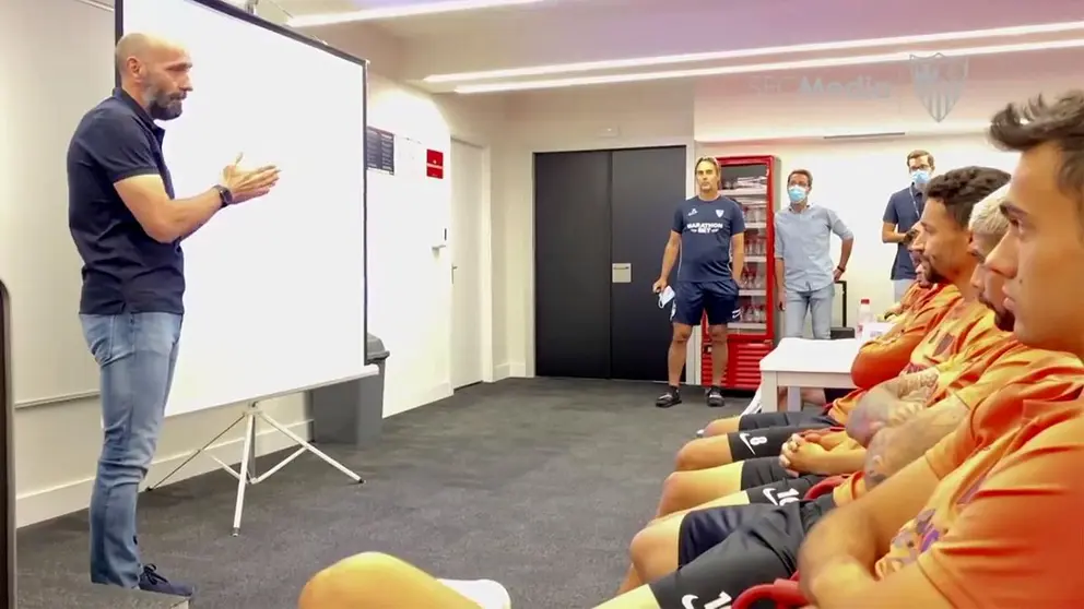 Monchi motiva a sus jugadores antes del derbi andaluz.