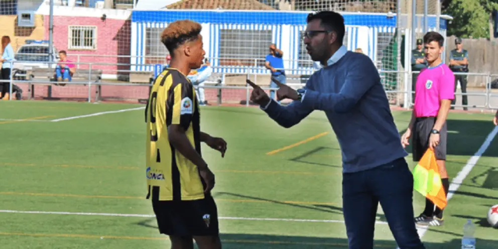 Antonio Rueda da instrucciones a Kevin Bemnaga en su etapa en el San Roque de Lepe