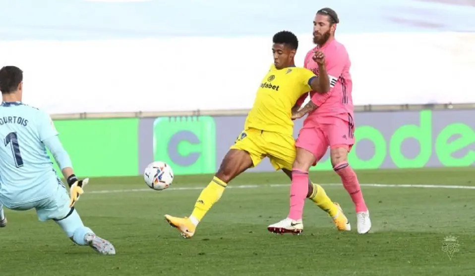 El Choco Lozano anot&oacute; un gol inolvidable en la victoria del C&aacute;diz CF ante el Real Madrid