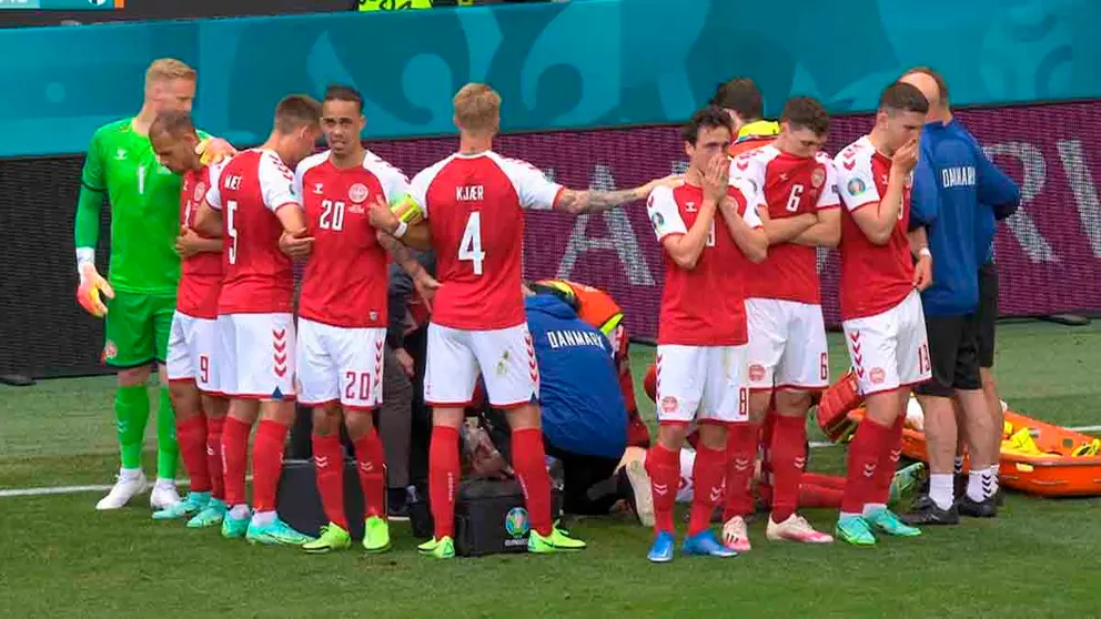 Jugadores de Dinamarca tras caer desplomado en el c&eacute;sped Christian Eriksen