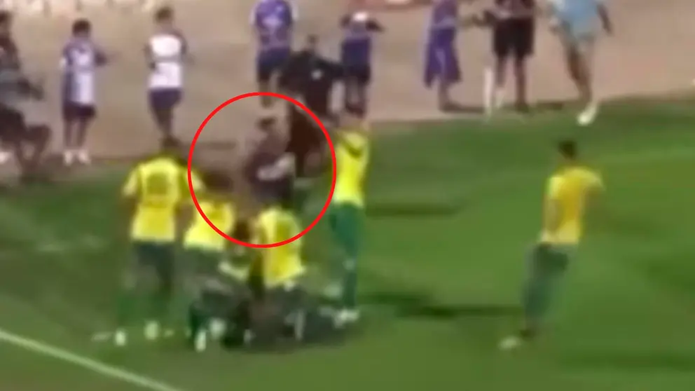 Un aficionado del Xerez CD invade el campo para agredir a un jugador de Los Barrios