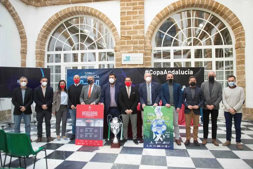 
<p>   C&Aacute;DIZ, 14 (EUROPA PRESS)</p>
<p>   La provincia de C&aacute;diz despide 2021 y da la bienvenida a 2022 como epicentro del f&uacute;tbol sala regional y nacional. La apuesta de las administraciones p&uacute;blicas gaditanas, con la participaci&oacute;n de la Diputaci&oacute;n de C&aacute;diz y la Real Federaci&oacute;n Andaluza de F&uacute;tbol por la provincia como sede de sus pr&oacute;ximas competiciones lo hace posible.</p>
<p>   Seg&uacute;n ha informado la Diputaci&oacute;n en una nota, el Palacio Provincial ha sido el escenario de la presentaci&oacute;n de dos competiciones que reunir&aacute;n en distintas poblaciones gaditanas a centenares de deportistas llegados de todo el pa&iacute;s. Primero, entre el 16 y el 19 de diciembre, San Fernando acoger&aacute; la disputa de la Copa de Andaluc&iacute;a Infantil de F&uacute;tbol Sala, en la que participar&aacute;n las ocho selecciones provinciales.</p>
<p>   Este martes no s&oacute;lo se ha presentado la competici&oacute;n, sino que se ha celebrado en directo el sorteo que ha emparejado a los combinados provinciales en dos grupos: el Grupo A, con Almer&iacute;a, Ja&eacute;n, M&aacute;laga y Granada; y el Grupo B, con Sevilla, Huelva, C&oacute;rdoba y C&aacute;diz.</p>
<p>   Los partidos de la fase de grupos y los posteriores cruces para dilucidar el campe&oacute;n de la cita se van a llevar a cabo en los pabellones de Bah&iacute;a Sur y Enrique M&aacute;rquez.</p>
<p>   Por otro lado, del 8 al 15 de enero, se disputar&aacute;n en la provincia dos citas deportivas en las que se podr&aacute;n ver a las "futuras estrellas internacionales" del f&uacute;tbol sala. Se trata de los Campeonatos de Espa&ntilde;a de selecciones auton&oacute;micas en categor&iacute;as sub-19 y sub-16.</p>
<p>   En este caso, los combinados se dividir&aacute;n en cinco grupos, que disputar&aacute;n sus encuentros en las localidades de San Fernando, Jerez de la Frontera, C&aacute;diz y Chiclana de la Frontera. Los mejores clasificados disputar&aacute;n luego las rondas de cuartos, semifinales y final.</p>
<p>   El acto ha contado con la participaci&oacute;n de numerosas autoridades, en representaci&oacute;n tanto de la Diputaci&oacute;n, como de la Junta de Andaluc&iacute;a, de los ayuntamientos implicados en la organizaci&oacute;n de la competici&oacute;n y de la propia Federaci&oacute;n Andaluza de F&uacute;tbol.</p>
<p>   Jaime Armario, diputado responsable del &Aacute;rea de Desarrollo de la Ciudadan&iacute;a, ha reivindicado el trabajo que la Diputaci&oacute;n de C&aacute;diz est&aacute; haciendo para atraer a la provincia la disputa de grandes competiciones de &eacute;lite, pero tambi&eacute;n de deporte base.</p>
<p>   Se trata en ambos casos, seg&uacute;n ha recordado el diputado, no s&oacute;lo de consolidar a la provincia como un destino de primer nivel para la pr&aacute;ctica de todo tipo de deportes, sino tambi&eacute;n de mostrar su potencialidad como destino tur&iacute;stico para este sector en auge.</p>
<p>   Armario se ha referido a la importancia que eventos de estas caracter&iacute;sticas tienen para la econom&iacute;a de las localidades que los acogen. No en vano, se espera que sean en torno a un centenar los participantes en la Copa Andaluc&iacute;a Infantil y casi 800 los que se desplacen hasta C&aacute;diz para la disputa de los Campeonatos Nacionales del mes de enero. A ellos habr&aacute; que sumar los familiares y aficionados al f&uacute;tbol sala, con la repercusi&oacute;n que conlleva esta afluencia de p&uacute;blico en sectores como la hosteler&iacute;a y el comercio.</p>
<p>   En la misma l&iacute;nea se ha pronunciado el presidente de la Real Federaci&oacute;n Andaluza de F&uacute;tbol, Pablo Lozano, que ha alabado el "magn&iacute;fico trabajo" que est&aacute;n realizando en los &uacute;ltimos a&ntilde;os las instituciones gaditanas en sus instalaciones deportivas para que la provincia sea un referente en el turismo deportivo.</p>
<p>   Lozano ha se ha referido a C&aacute;diz como un lugar "con el mejor clima, la mejor gastronom&iacute;a, donde combinar turismo y deporte y con unas excelentes comunicaciones", de ah&iacute; la apuesta que la entidad que preside est&aacute; haciendo de forma recurrente por la provincia como espacio para albergar algunas de sus principales competiciones, una vez superados los peores momentos de la pandemia.</p>
<p>   Junto al diputado Jaime Armario y el propio Pablo Lozano, han participado en este acto el delegado territorial de Deportes de la Junta de Andaluc&iacute;a, Miguel Andreu; Antonio Luis Rojas y Francisco Jos&eacute; Posada, concejales de San Fernando; Jos&eacute; Ram&oacute;n P&aacute;ez, concejal de C&aacute;diz; Jes&uacute;s Alba, concejal de Jerez; Jos&eacute; Manuel Vera, concejal de Chiclana; Antonio Bernal, vicepresidente de la RFAF; y Meritxell Rubio, responsable de F&uacute;tbol y F&uacute;tbol Sala Femenino de la RFAF, entre otros.</p>
      