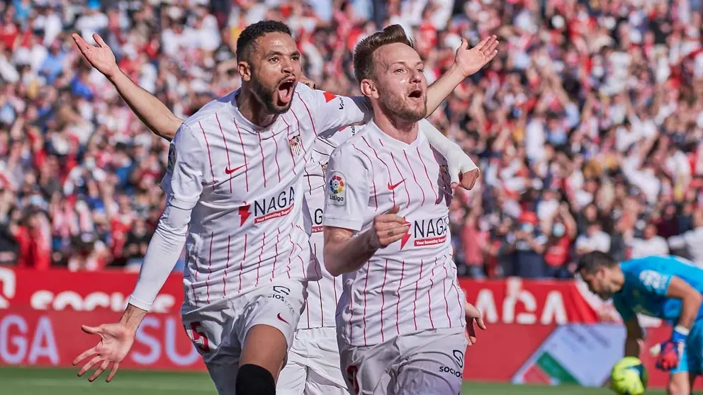 Rakitic y En-Nesyri celebran un gol en el Sevilla FC - Real Betis | Salvador L&oacute;pez para El MIRA