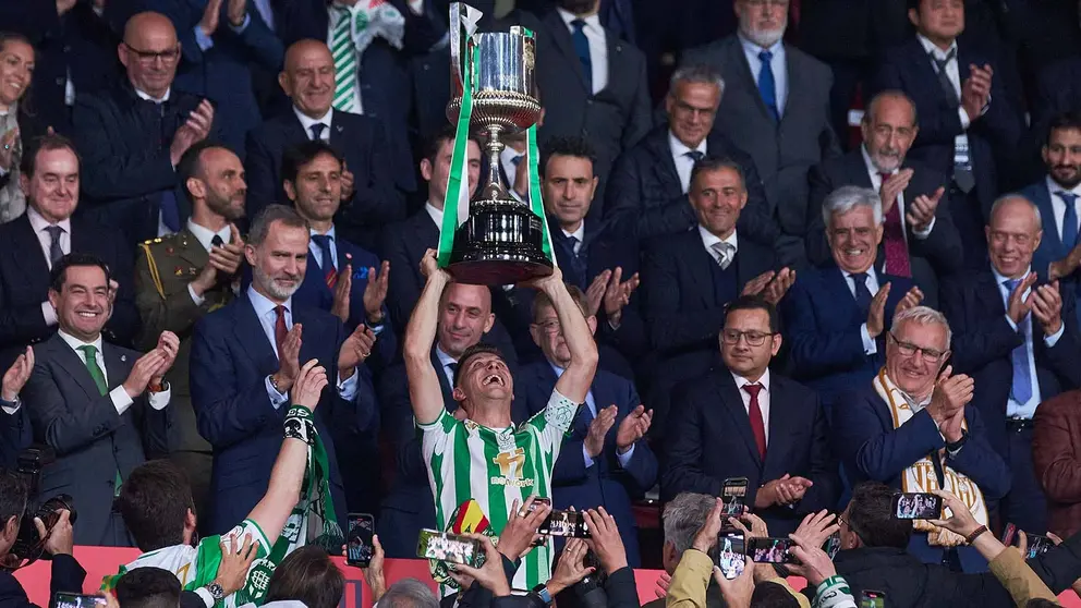 Joaqu&iacute;n levanta la Copa del Rey | Foto de Salva L&oacute;pez para ElMIRA.es