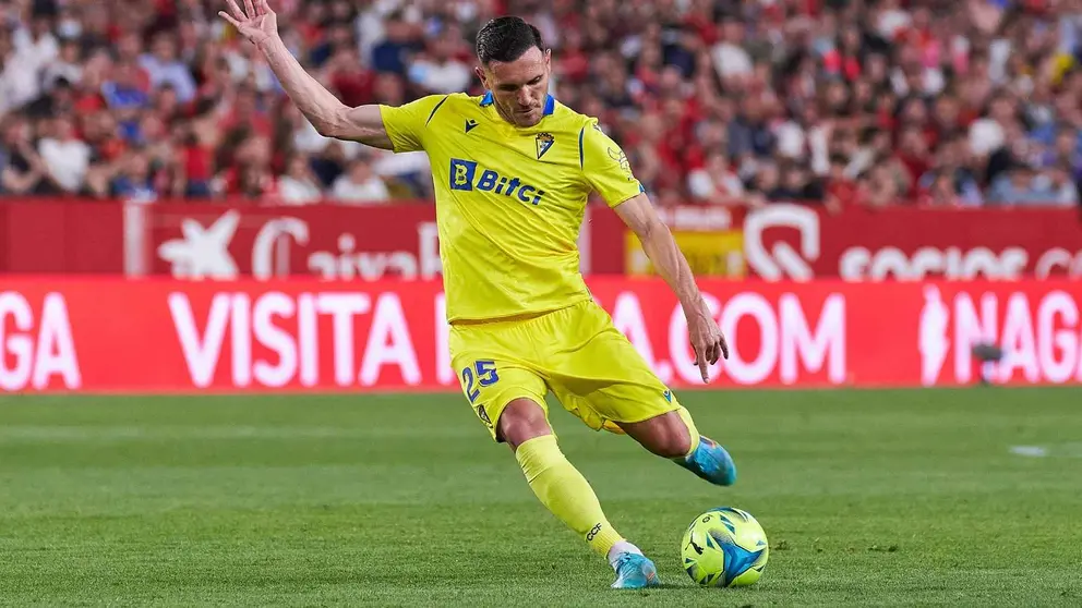 Lucas P&eacute;rez golpea el esf&eacute;rico que supuso el empate en el Ram&oacute;n S&aacute;nchez Pizju&aacute;n | Salvador L&oacute;pez Medina para El MIRA