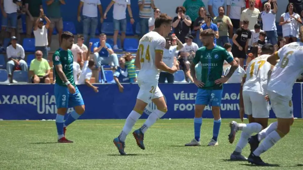 Los jugadores del V&eacute;lez CF celebran el gol del empate | Foto: V&eacute;lez CF