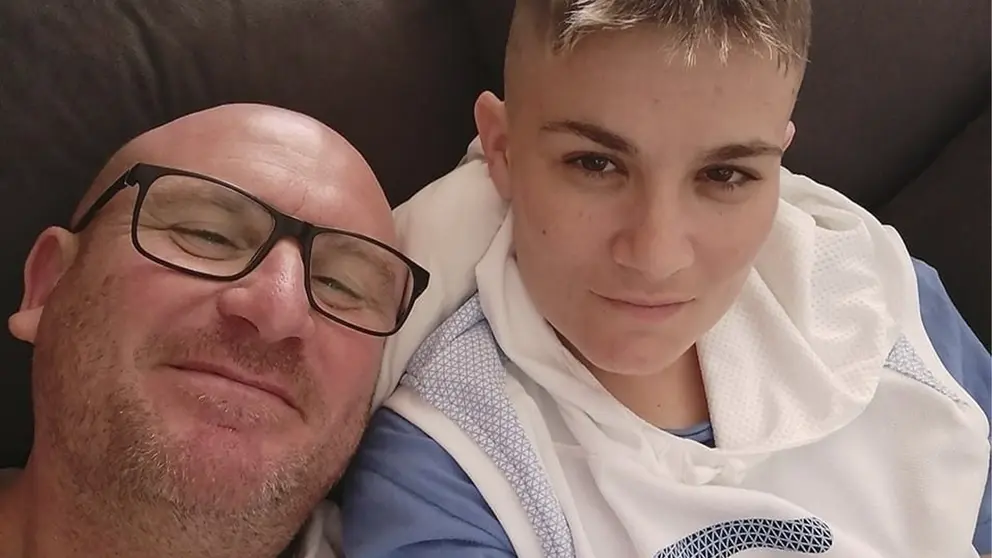 Ainhoa Azurmendi junto a su padre