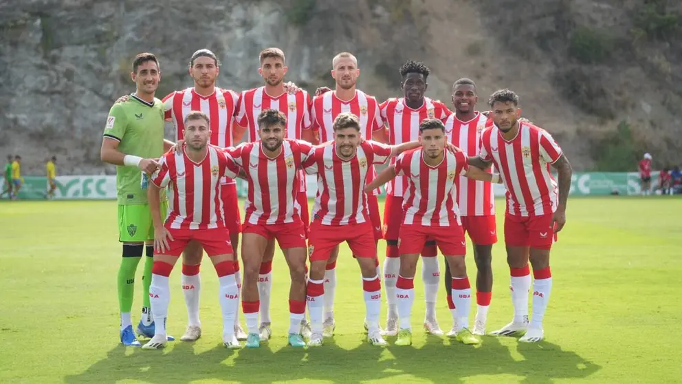 Los jugadores de la UD Almer&iacute;a posan antes de un amistoso de pretemporada