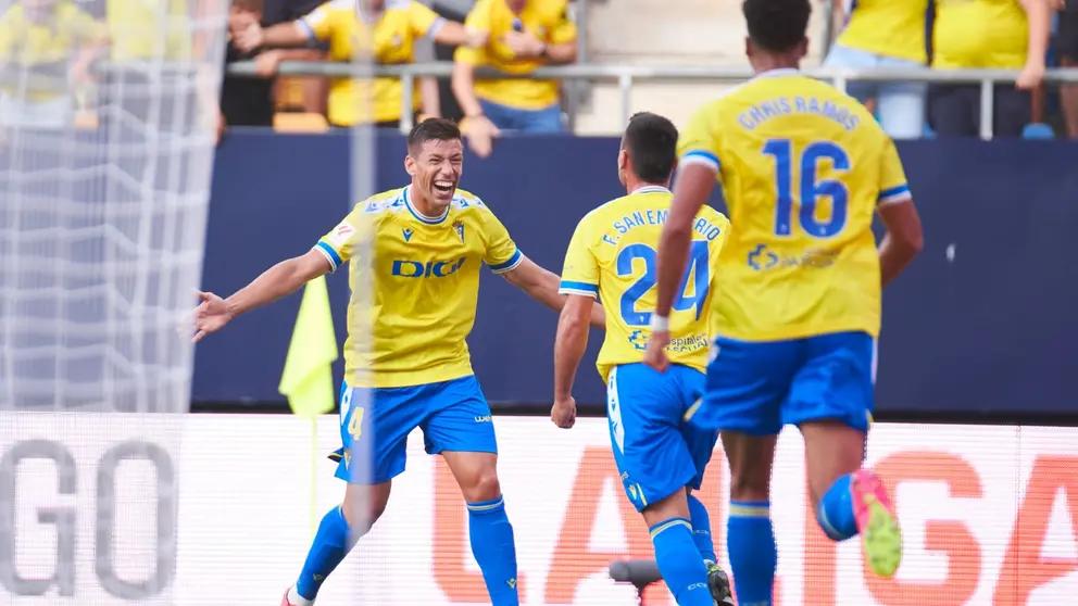 Los jugadores del C&aacute;diz CF celebran el gol de la victoria contra el Deportivo Alav&eacute;s | Salvador L&oacute;pez Medina para El MIRA