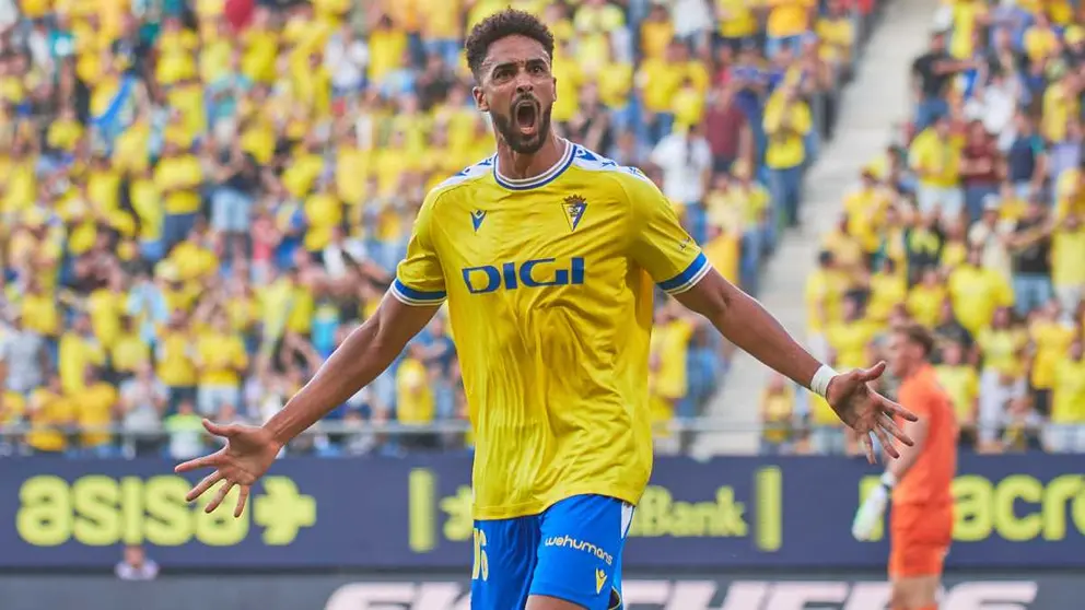 Chris Ramos celebra su gol en el C&aacute;diz CF - Villarreal CF | Salvador L&oacute;pez Medina para ElMIRA