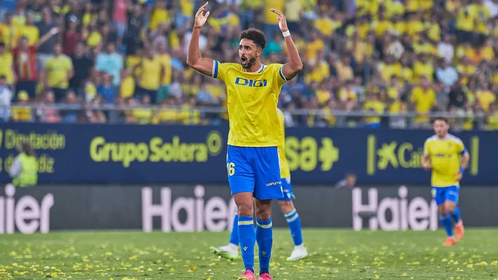 Chris Ramos anima a la afici&oacute;n del Nuevo Mirandilla en el C&aacute;diz CF - Villarreal CF | Salvador L&oacute;pez Medina para ElMIRA