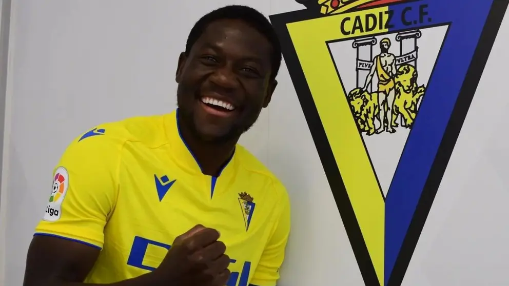 Francisco Mwepu posa con la camiseta y el escudo del C&aacute;diz CF