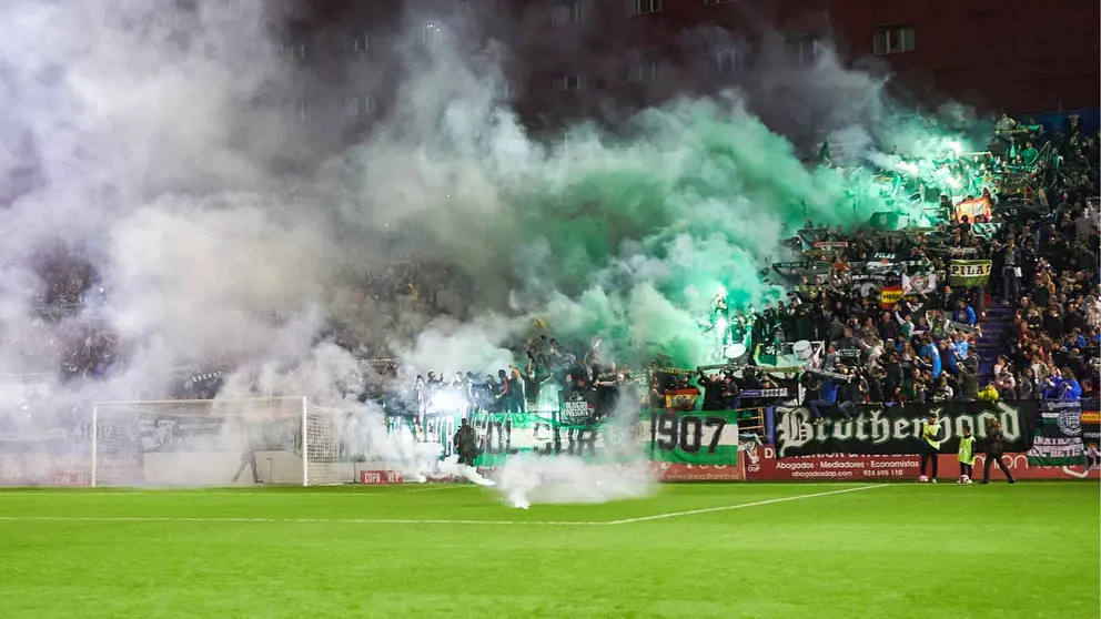 La afici&oacute;n del Betis en el CD Hern&aacute;n Cort&eacute;s - Real Betis | Salvador L&oacute;pez Medina para El MIRA