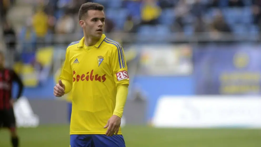 Ager Aketxe con la el&aacute;stica del C&aacute;diz CF