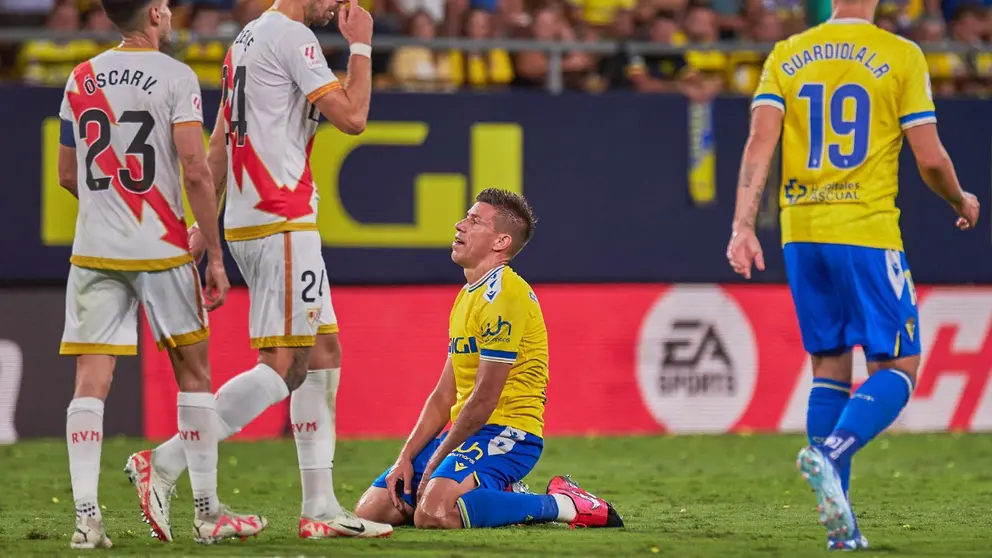 Rub&eacute;n Alcaraz se lamenta en el C&aacute;diz CF - Rayo Vallecano | Salvador L&oacute;pez Medina para El MIRA