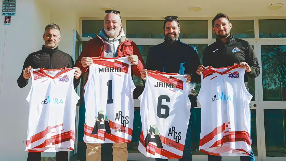Oliver Verhoeven, delegado de Deportes de Arcos, Mario Amarillo, hist&oacute;rico jugador del club,  Jaime N&uacute;&ntilde;ez, CEO del Grupo MIRA&nbsp;y Antonio Vera, presidente del CB Arcos&nbsp;