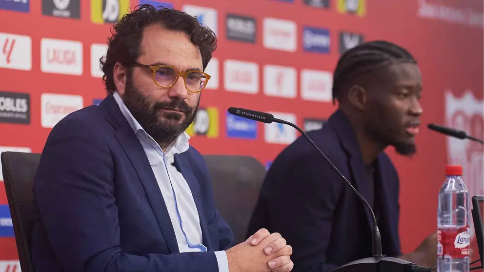 V&iacute;ctor Orta y Lucien Agoum&eacute; en su presentaci&oacute;n como jugador del Sevilla FC | Salvador L&oacute;pez Medina para El MIRA