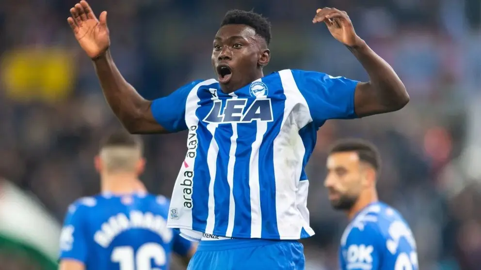 Samu Omorodion celebra un gol con el Deportivo Alav&eacute;s