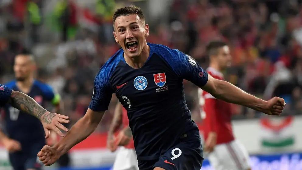 R&oacute;bert Bozen&iacute;k celebra un gol con la el&aacute;stica de la selecci&oacute;n de Eslovaquia