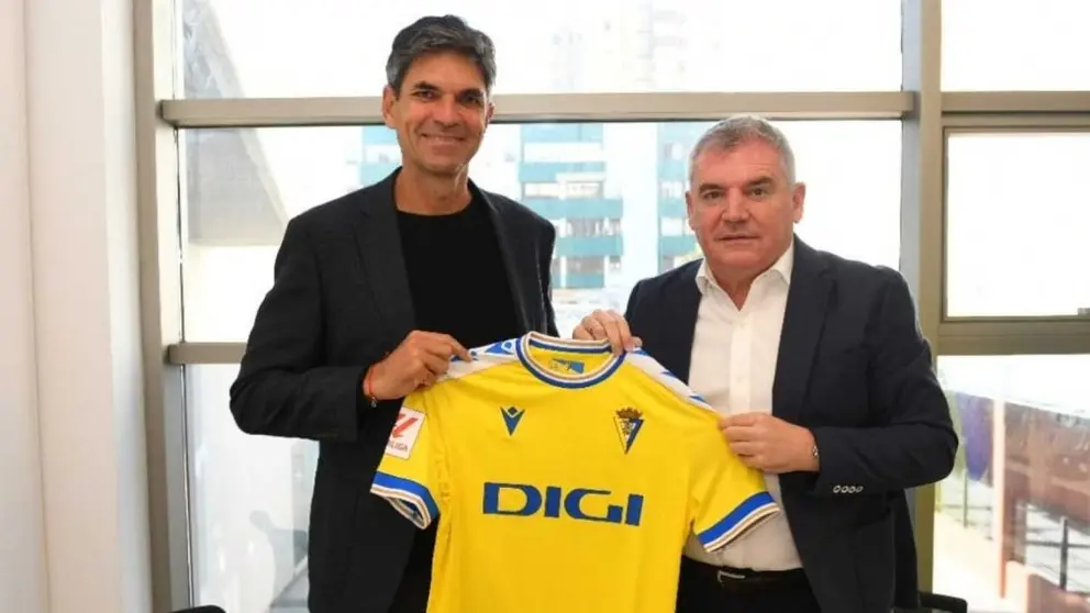 Mauricio Pellegrino y Manuel Vizca&iacute;no posan con la camiseta del C&aacute;diz CF