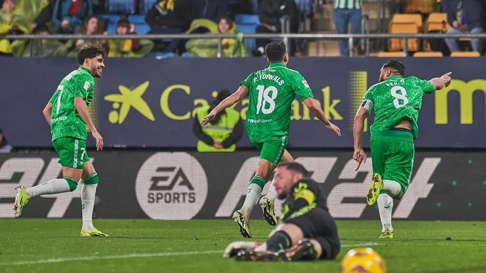 Los jugadores del Real Betis celebran el gol de Pablo Fornals ante el C&aacute;diz CF | Salvador L&oacute;pez Medina para El MIRA