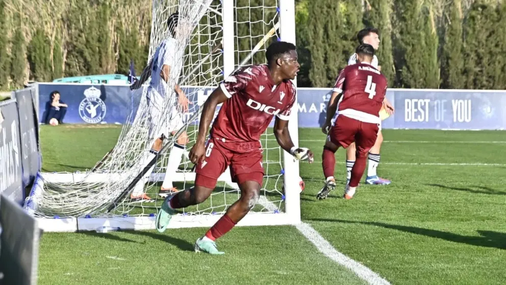 Etta Eyong celebra un gol anotado con el filial del C&aacute;diz CF | CCF Mirandilla