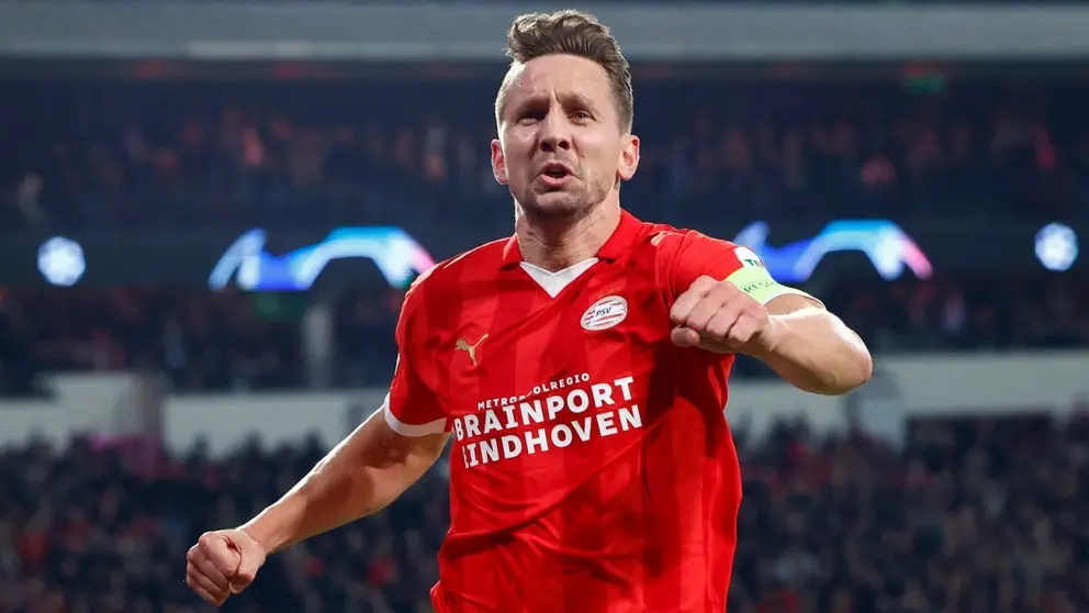 Luuk de Jong, ex delantero del Sevilla FC, celebra un gol con el PSV Eindhoven