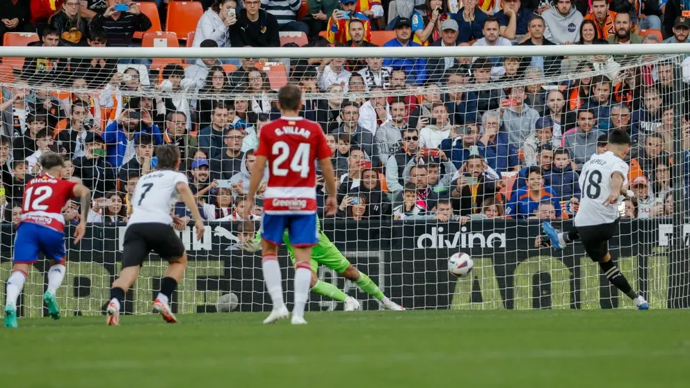 Pepelu anota de penalti en el Valencia CF - Granada CF de la primera vuelta